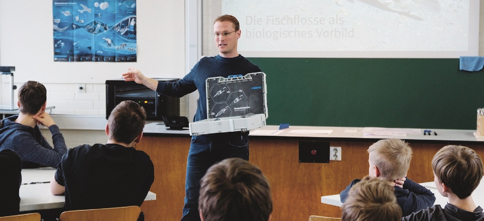 Headerimage Bionics4Education: Teacher standing in front of class